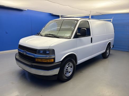 Used 2018 Chevrolet Express 2500 w/ Driver Convenience Package RWD image 8