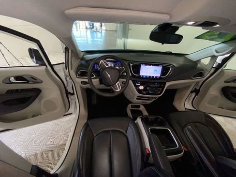 Used 2023 Chrysler Pacifica Touring-L AWD/4WD image 35