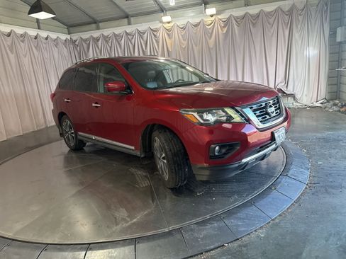 Used 2018 Nissan Pathfinder Platinum image 3