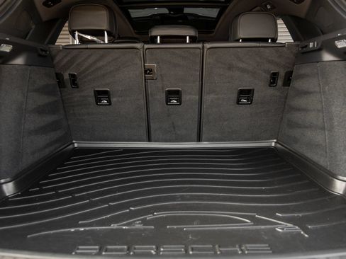 Certified 2025 Porsche Macan AWD/4WD image 38