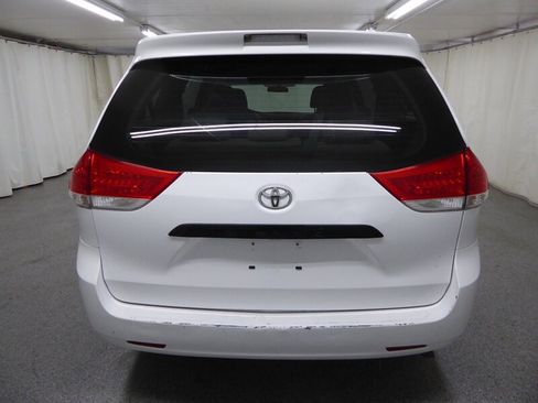 Used 2013 Toyota Sienna L image 5