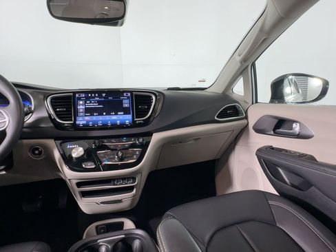 Used 2024 Chrysler Pacifica Touring-L image 27