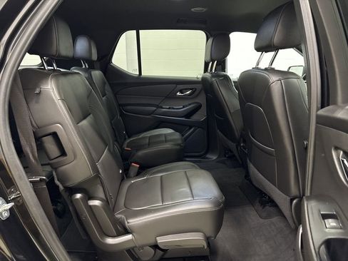 Used 2023 Chevrolet Traverse LT w/ Rear Camera Mirror Package image 33