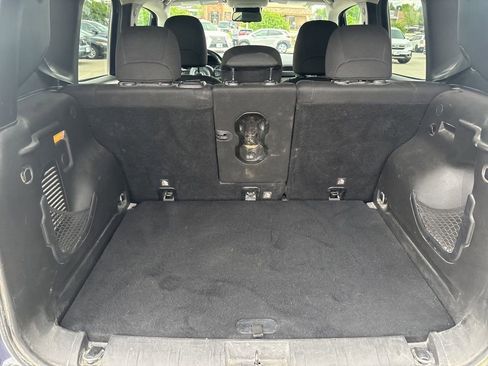Used 2018 Jeep Renegade Altitude AWD/4WD image 38