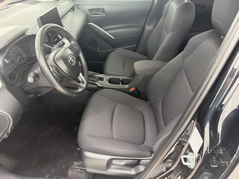 Used 2025 Toyota Corolla Cross LE FWD image 5