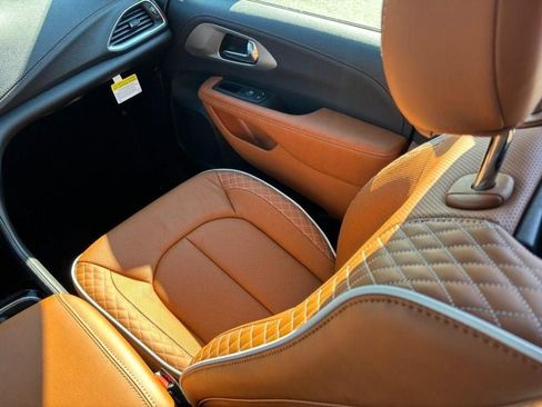 New 2026 Chrysler Pacifica Pinnacle image 11