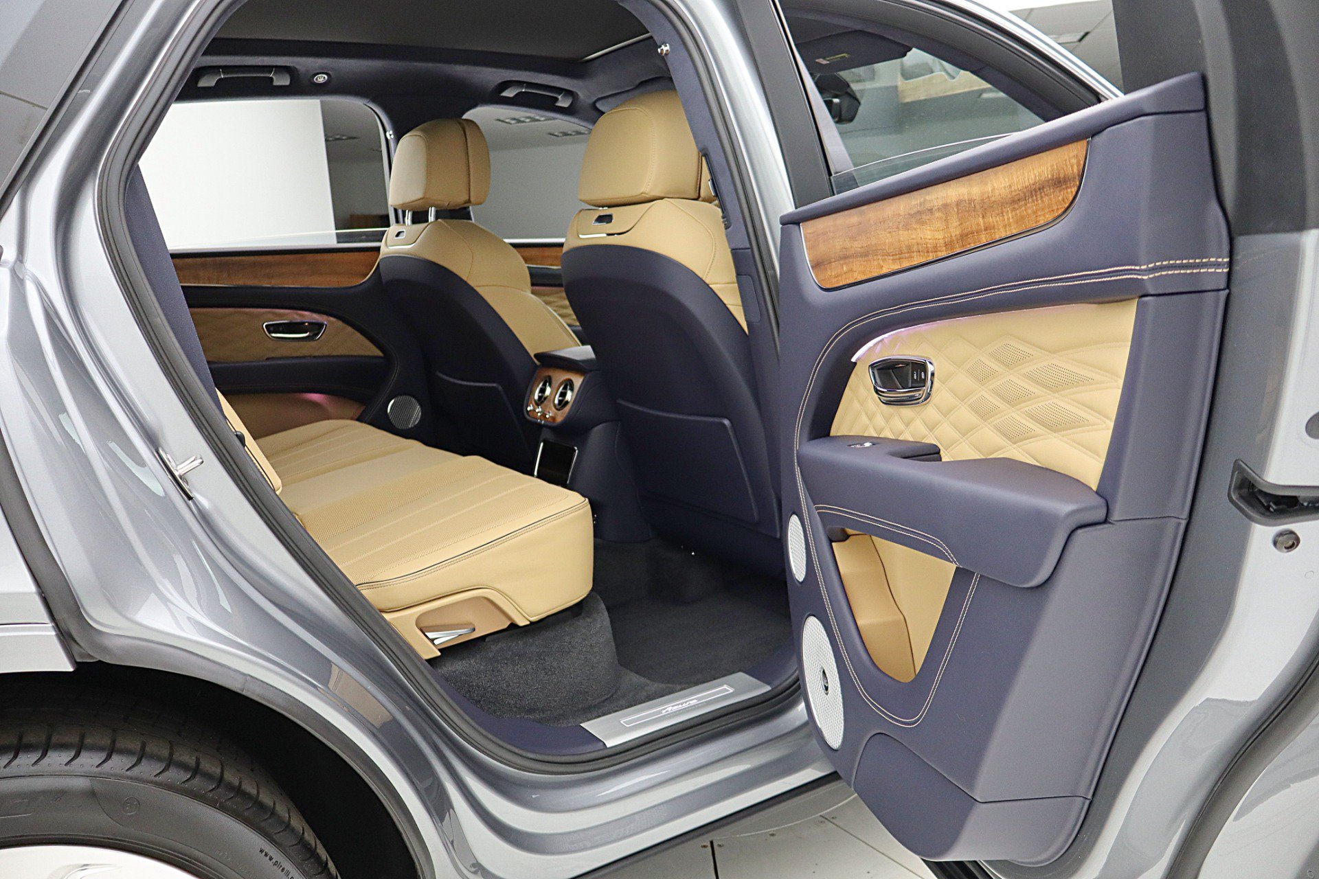 Used 2025 Bentley Bentayga AWD/4WD image 43