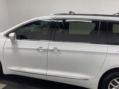 Used 2020 Chrysler Pacifica Touring-L FWD image 14