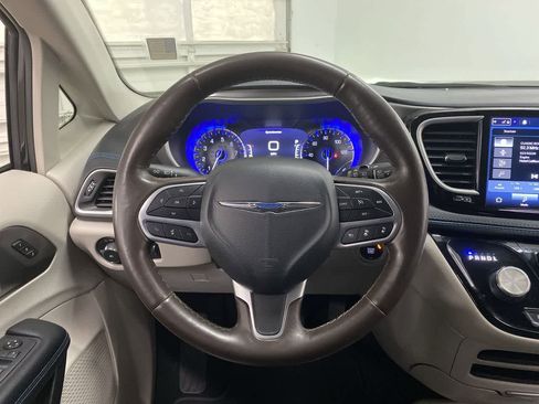 Used 2021 Chrysler Pacifica Touring-L FWD image 21