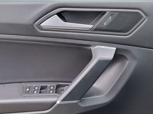 Used 2020 Volkswagen Tiguan SE w/ Panoramic Sunroof Package image 14