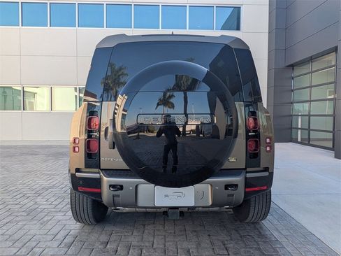 Used 2024 Land Rover Defender 90 X-Dynamic SE image 5