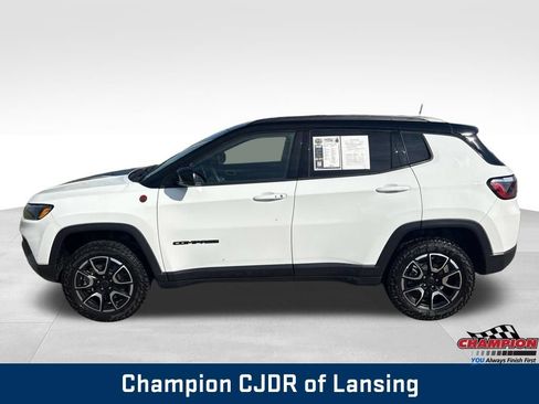 Used 2025 Jeep Compass Trailhawk AWD/4WD image 4