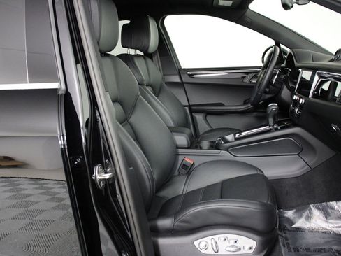 Certified 2025 Porsche Macan S image 31