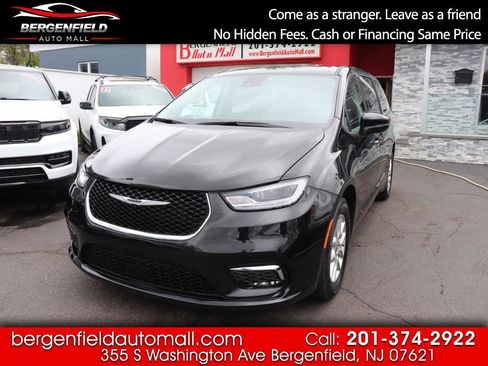 Used 2023 Chrysler Pacifica Touring-L image 1