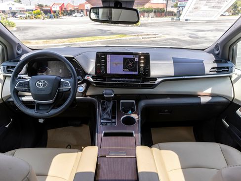 Used 2022 Toyota Sienna XLE w/ XLE Plus Package FWD image 37
