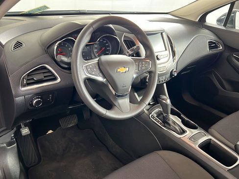 Used 2018 Chevrolet Cruze LT w/ Convenience Package FWD image 2