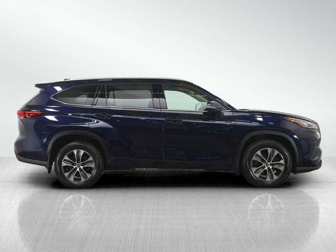 Used 2022 Toyota Highlander XLE image 6