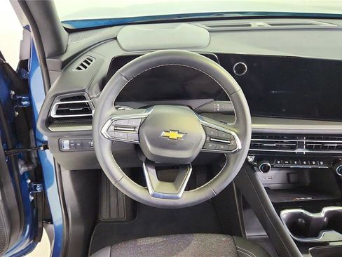 Used 2025 Chevrolet Traverse LT w/ Driver Confidence Package image 28