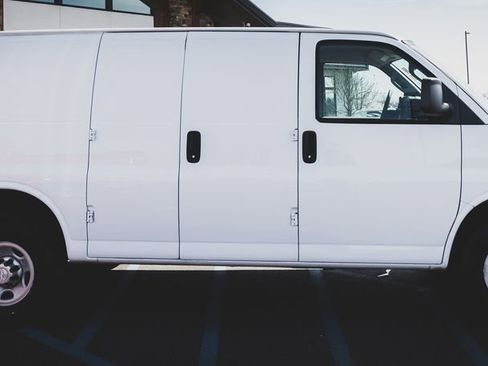 Used 2016 Chevrolet Express 2500 image 22