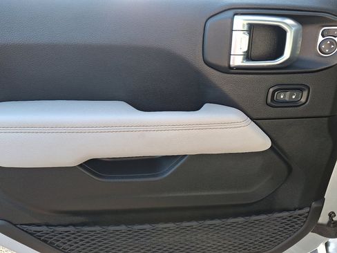 Used 2022 Jeep Wrangler Unlimited Sahara image 23