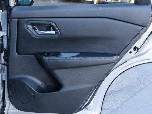 Used 2025 Nissan Rogue SV image 17