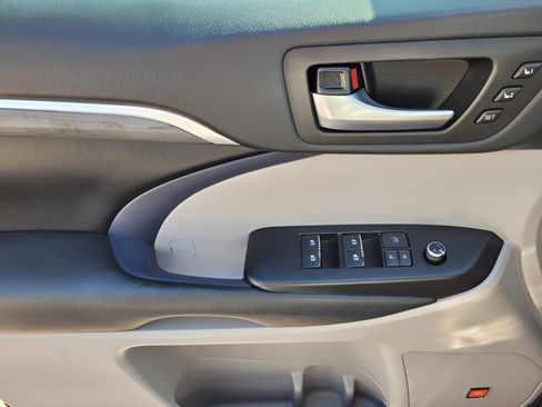 Certified 2019 Toyota Highlander Limited image 18