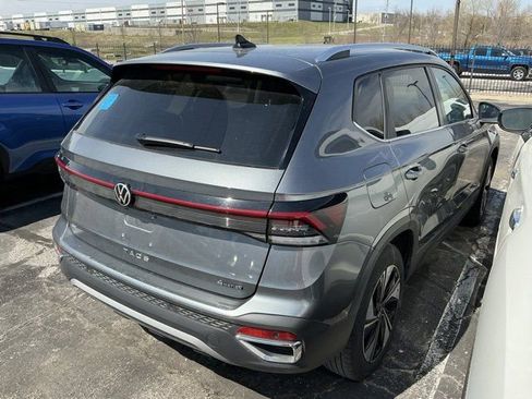 Used 2025 Volkswagen Taos SE image 5