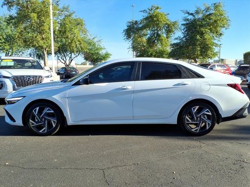 Certified 2025 Hyundai Elantra SEL image 2