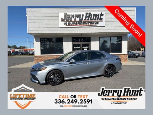 Used 2024 Toyota Camry SE image 1