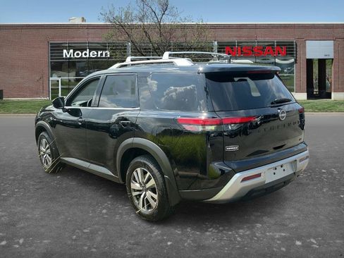 Used 2022 Nissan Pathfinder SL w/ SL Black Package FWD image 2