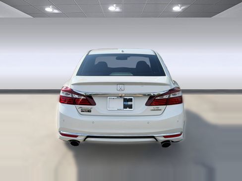 Used 2017 Honda Accord Touring image 10