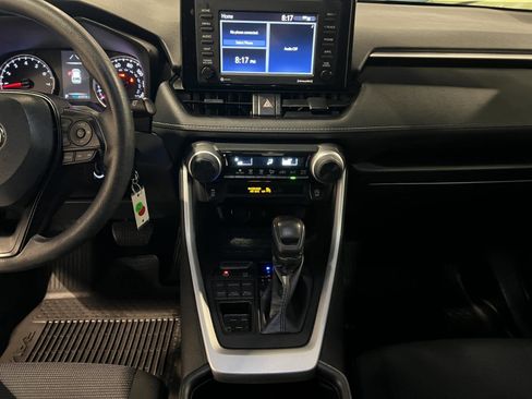 Used 2022 Toyota RAV4 LE AWD/4WD image 16