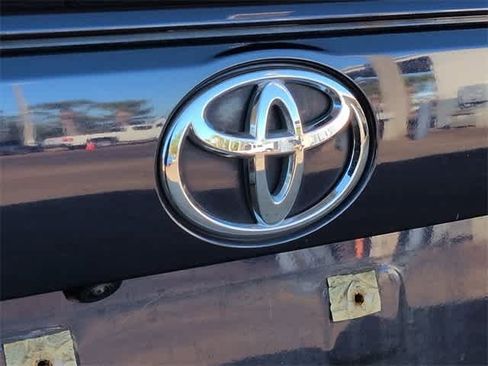 Used 2021 Toyota RAV4 XLE Premium image 12