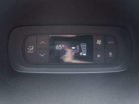 Used 2025 Chrysler Pacifica Select image 37