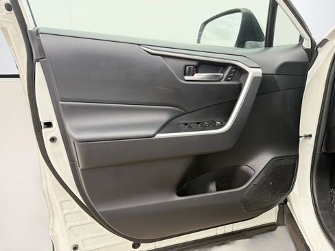 Used 2020 Toyota RAV4 XLE Premium image 21