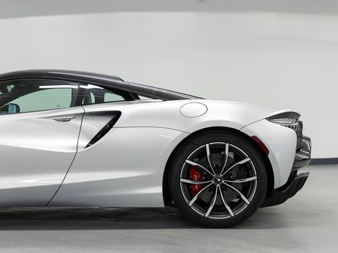 Used 2023 McLaren Artura image 5