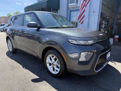 Used 2022 Kia Soul LX w/ Technology Package FWD image 4