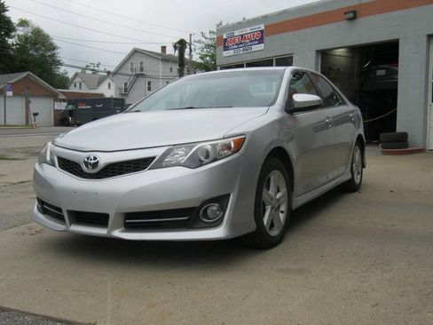 Used 2014 Toyota Camry SE FWD image 1