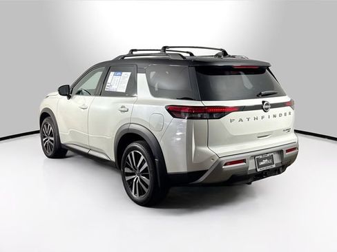 Used 2023 Nissan Pathfinder Platinum image 11