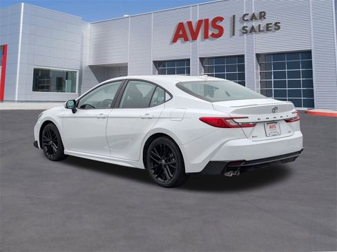 Used 2025 Toyota Camry SE image 3