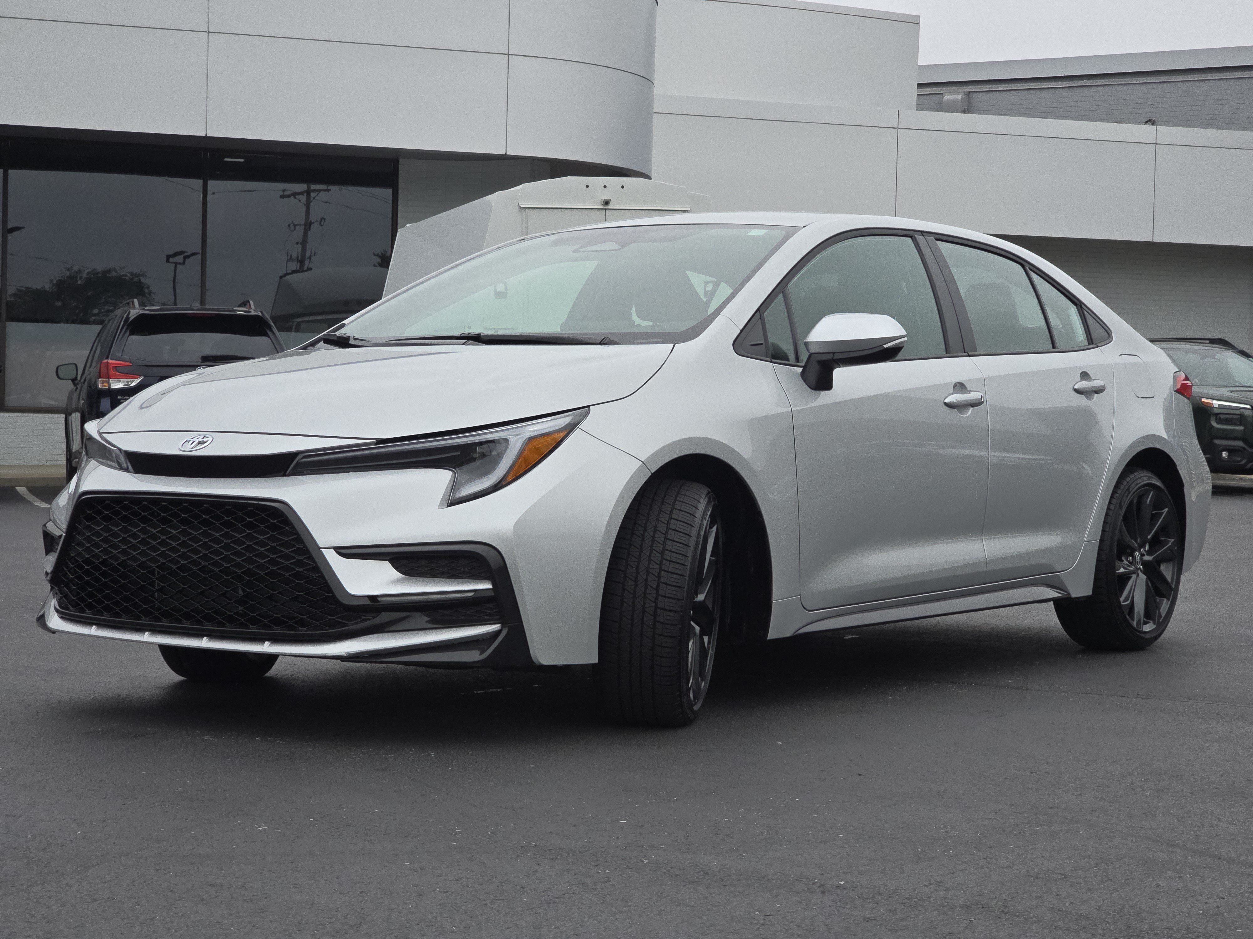 Used 2026 Toyota Corolla SE FWD image 3