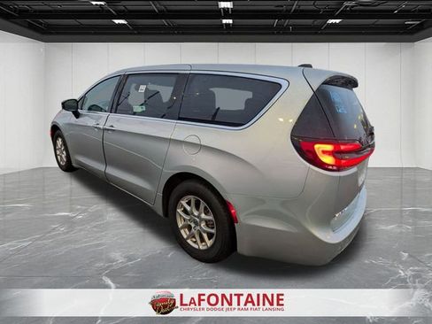 Used 2024 Chrysler Pacifica Touring-L image 3