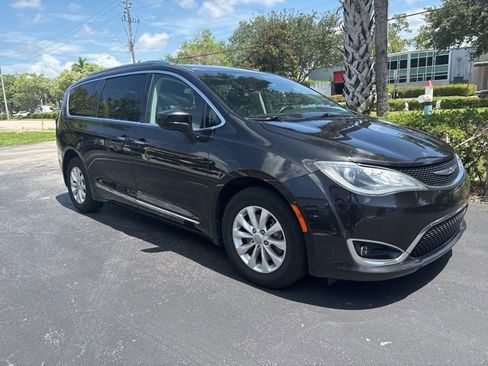 Used 2020 Chrysler Pacifica Touring-L FWD image 2