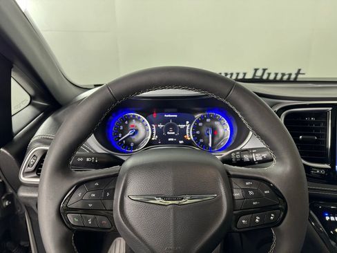 Used 2025 Chrysler Pacifica Limited image 23