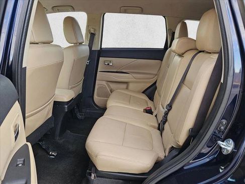 Used 2016 Mitsubishi Outlander SE image 17