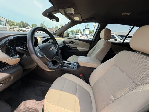 Used 2023 Chevrolet Traverse LT FWD image 4