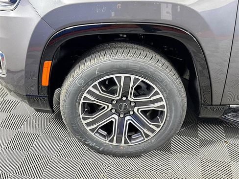 Used 2025 Jeep Wagoneer 4WD w/ Premium Group I image 31