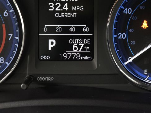 Used 2018 Toyota Corolla LE FWD image 19