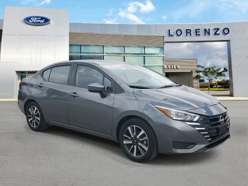 Used 2025 Nissan Versa SV image 3