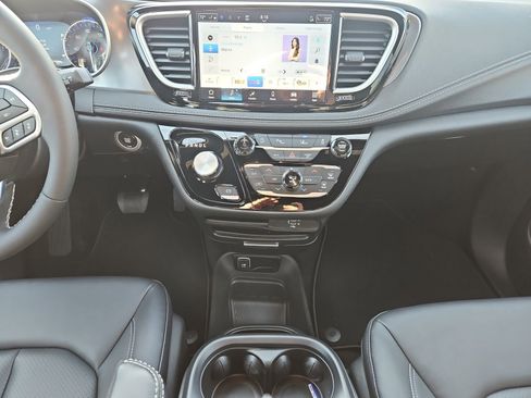 New 2026 Chrysler Pacifica Select image 11